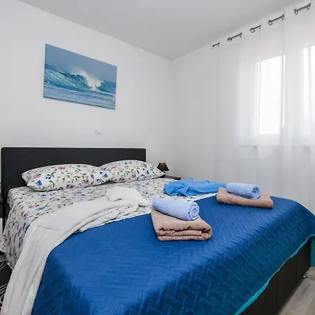Idyllic Getaway With Pool - Three Bedroom With Pool Holiday home *