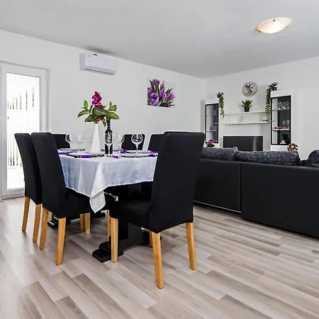 Vakantiehuis Idyllic Getaway With Pool - Three Bedroom With Pool
