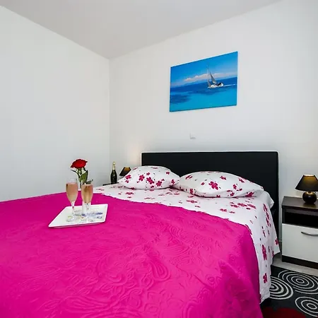Vakantiehuis Idyllic Getaway With Pool - Three Bedroom With Pool