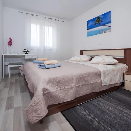 Vakantiehuis Idyllic Getaway With Pool - Three Bedroom With Pool *