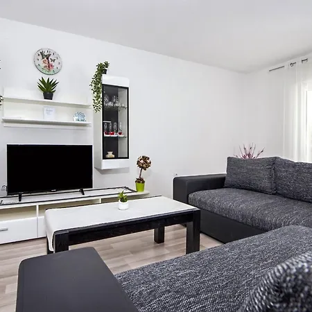 Vakantiehuis Idyllic Getaway With Pool - Three Bedroom With Pool Rovinj