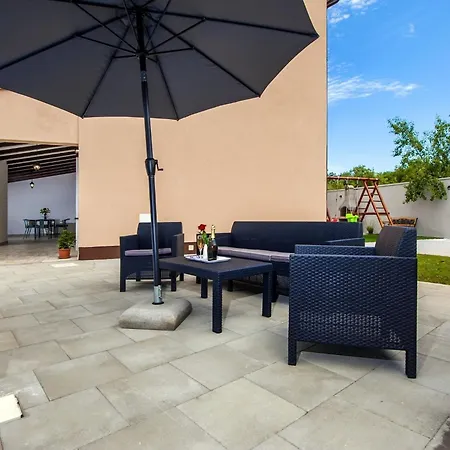 Idyllic Getaway With Pool - Three Bedroom With Pool *
