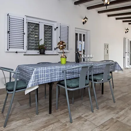 Idyllic Getaway With Pool - Three Bedroom With Pool