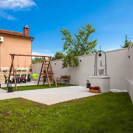 Vakantiehuis Idyllic Getaway With Pool - Three Bedroom With Pool