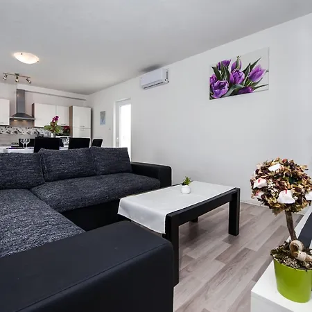 Idyllic Getaway With Pool - Three Bedroom With Pool Vakantiehuis *