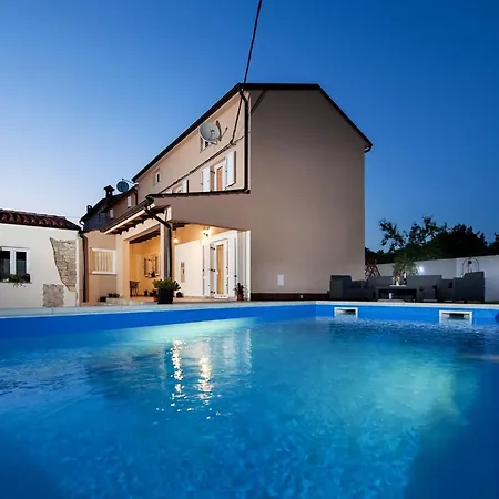 Vakantiehuis Idyllic Getaway With Pool - Three Bedroom With Pool *