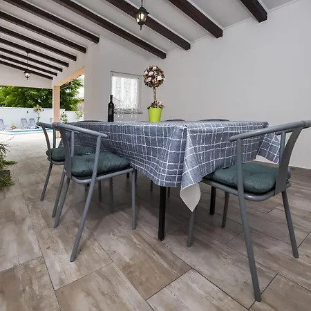 Idyllic Getaway With Pool - Three Bedroom With Pool Vakantiehuis
