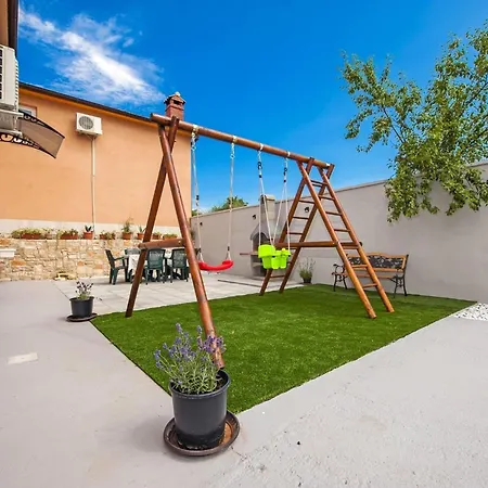 Idyllic Getaway With Pool - Three Bedroom With Pool Vakantiehuis Rovinj