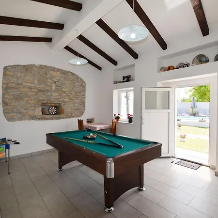 Vakantiehuis Idyllic Getaway With Pool - Three Bedroom With Pool *