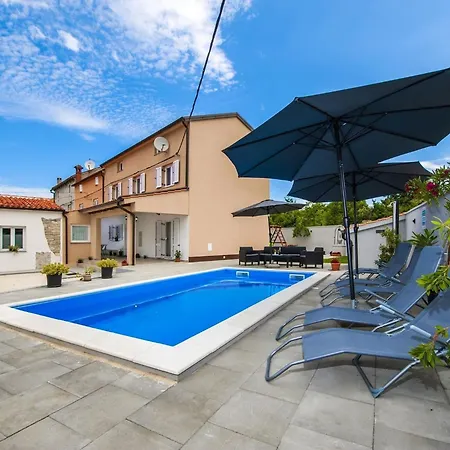 Idyllic Getaway With Pool - Three Bedroom With Pool