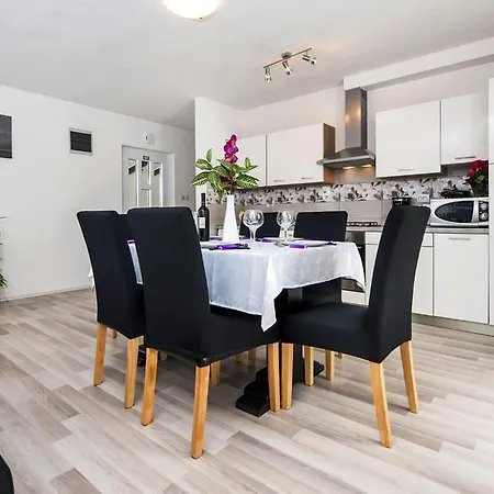 Vakantiehuis Idyllic Getaway With Pool - Three Bedroom With Pool