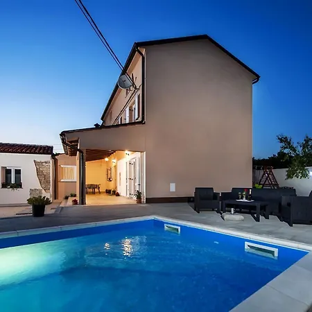 Idyllic Getaway With Pool - Three Bedroom With Pool