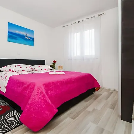 Vakantiehuis Idyllic Getaway With Pool - Three Bedroom With Pool