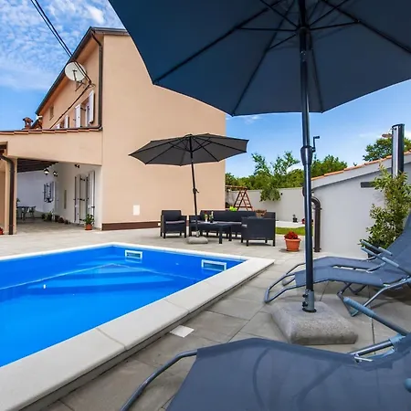 Idyllic Getaway With Pool - Three Bedroom With Pool *