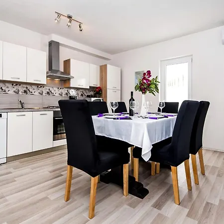 Vakantiehuis Idyllic Getaway With Pool - Three Bedroom With Pool