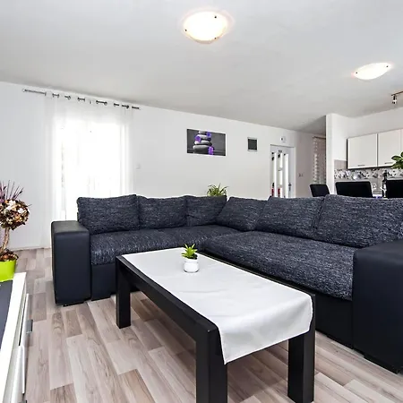 Vakantiehuis Idyllic Getaway With Pool - Three Bedroom With Pool Rovinj