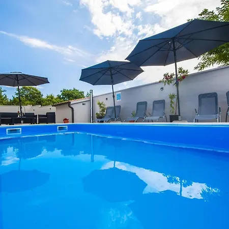 Vakantiehuis Idyllic Getaway With Pool - Three Bedroom With Pool Rovinj