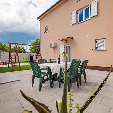 Idyllic Getaway With Pool - Three Bedroom With Pool Vakantiehuis *