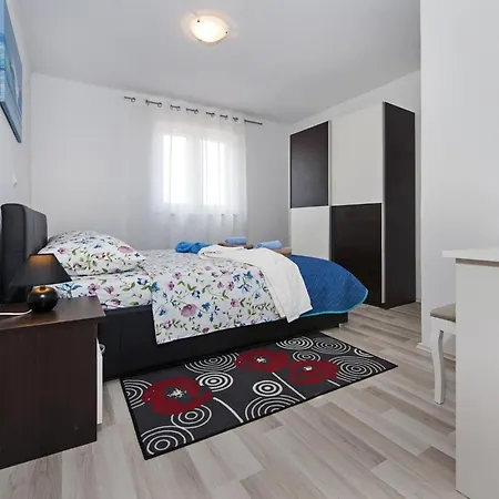 Vakantiehuis Idyllic Getaway With Pool - Three Bedroom With Pool *
