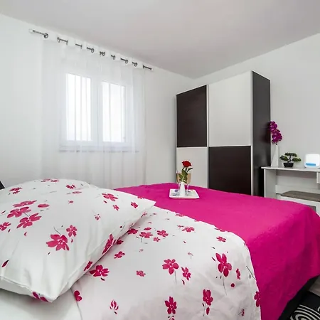 Vakantiehuis Idyllic Getaway With Pool - Three Bedroom With Pool Rovinj