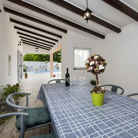 Idyllic Getaway With Pool - Three Bedroom With Pool Vakantiehuis
