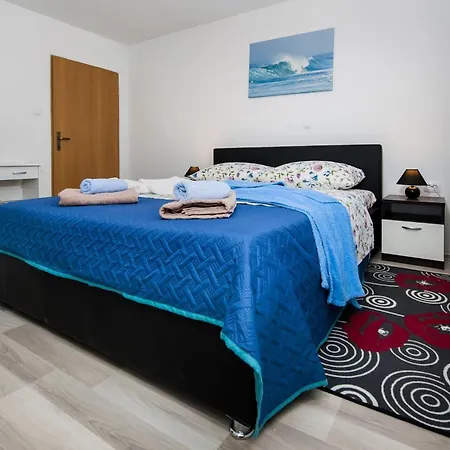 Vakantiehuis Idyllic Getaway With Pool - Three Bedroom With Pool Rovinj