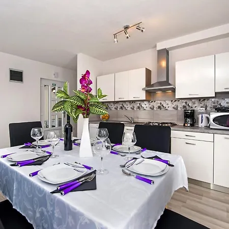 Vakantiehuis Idyllic Getaway With Pool - Three Bedroom With Pool *
