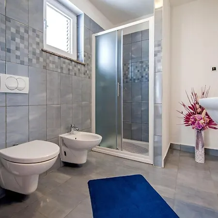 Vakantiehuis Idyllic Getaway With Pool - Three Bedroom With Pool Rovinj