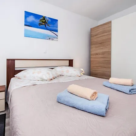 Idyllic Getaway With Pool - Three Bedroom With Pool Vakantiehuis