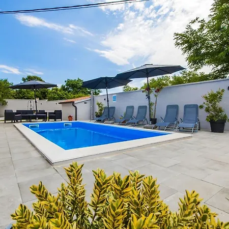 Idyllic Getaway With Pool - Three Bedroom With Pool Vakantiehuis