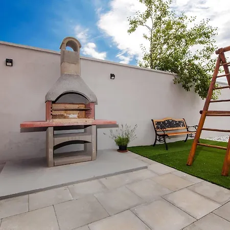 Idyllic Getaway With Pool - Three Bedroom With Pool Vakantiehuis *