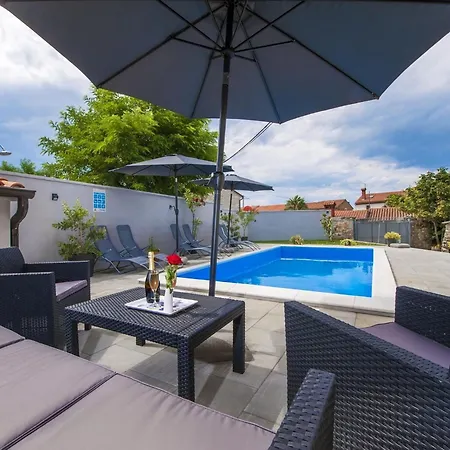 Idyllic Getaway With Pool - Three Bedroom With Pool *
