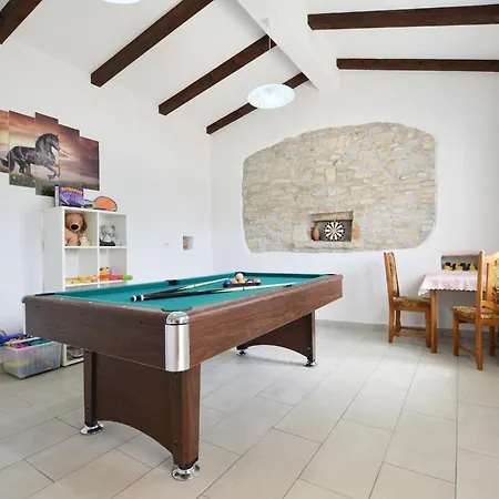 Idyllic Getaway With Pool - Three Bedroom With Pool Vakantiehuis *