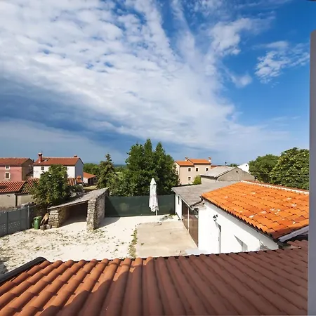 Vakantiehuis Idyllic Getaway With Pool - Three Bedroom With Pool *