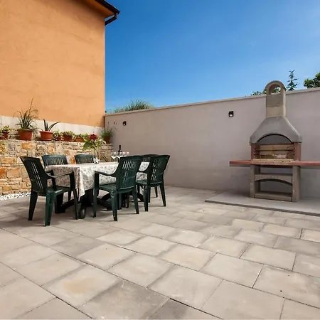 Idyllic Getaway With Pool - Three Bedroom With Pool Vakantiehuis Rovinj